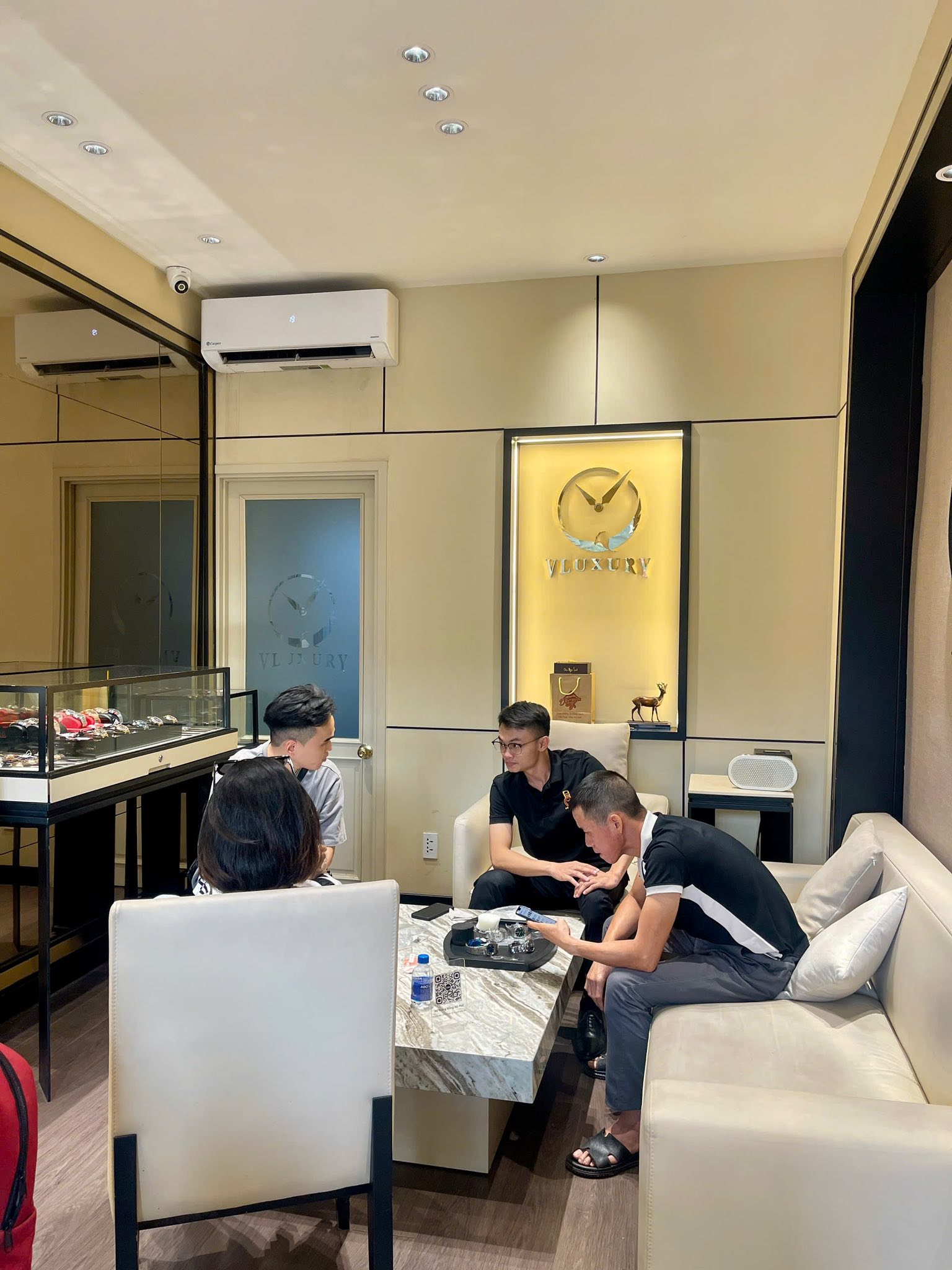 Chị Minh Trang cùng bố lựa chọn đồng hồ